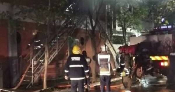 La Nación / Incendio destruyó gran parte de una fábrica de ropas en San Lorenzo