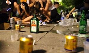 Ocho jóvenes hospitalizados por intoxicación alcohólica tras fiesta universitaria en Encarnación - Noticiero Paraguay