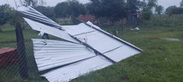Viento tarova dejó varias casas destechadas en Santaní