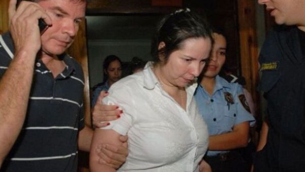 Exfuncionaria “comepapeles” de la UNA se presenta para cumplir condena