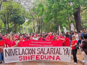 Cientos de funcionarios y docentes de la UNA piden nivelación salarial - La Tribuna