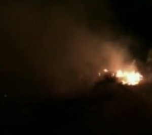 Voraz incendio de un pastizal casi alcanza a una escuela - Paraguay.com