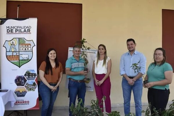 Esposa del vicepresidente Alliana entregó plantines a comisiones de fomento urbano - Nacionales - ABC Color