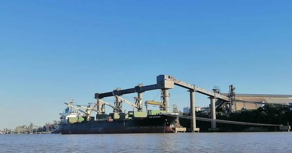 La Nación / Prohibición a remolcadores paraguayos empeoraría tensión entre Paraguay y Argentina, aseguran
