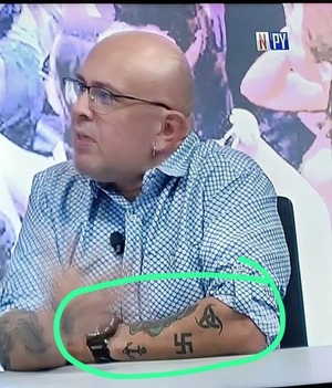 Corte inicia investigación sobre psicólogo forense con polémico tatuaje de esvástica