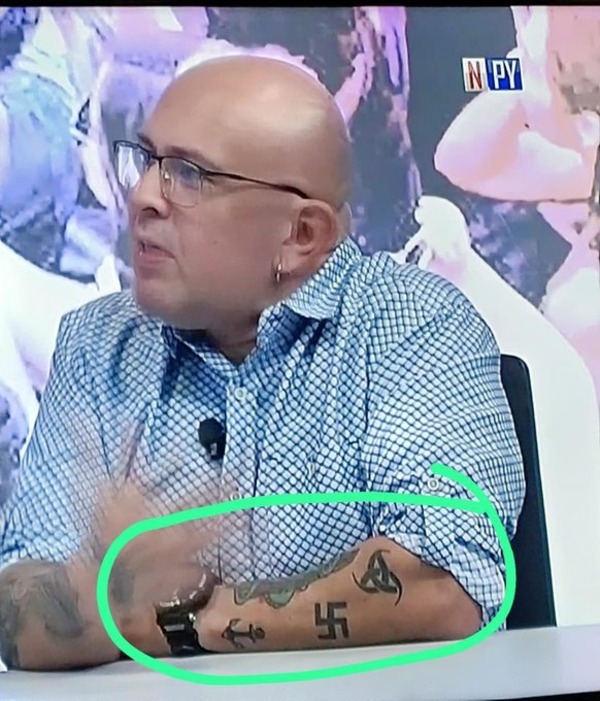 Corte inicia investigación sobre psicólogo forense con polémico tatuaje de esvástica 