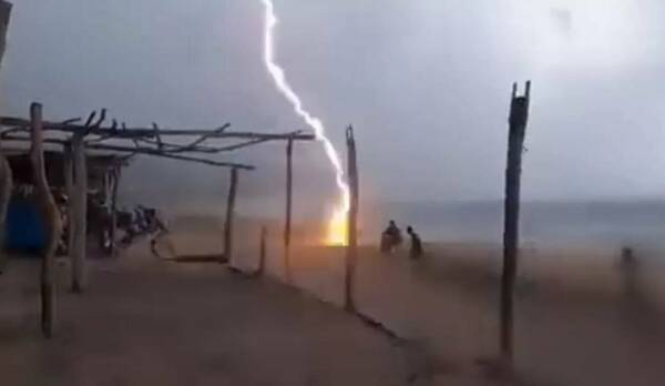 [VIDEO] ¡Impresionante y trágico!: lluvia de rayos cae en una playa y mata a dos personas