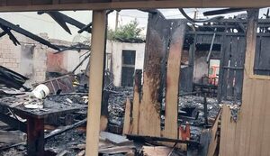 Vivienda se incendia por completo
