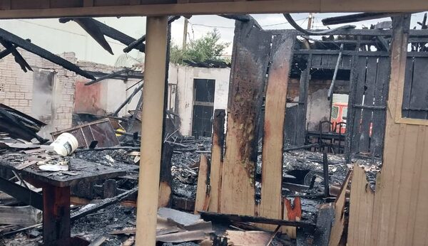 Vivienda se incendia por completo