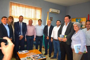 DIRECTOR DE LA EBY VISITÓ LA MUNICIPALIDAD DE CAMBYRETÁ