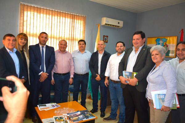 DIRECTOR DE LA EBY VISITÓ LA MUNICIPALIDAD DE CAMBYRETÁ
