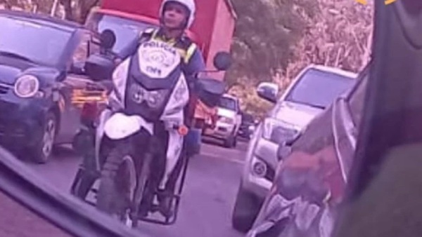 Conductora denuncia que fue extorsionada por agentes de la PMT en Asunción por pasar un semáforo en rojo
