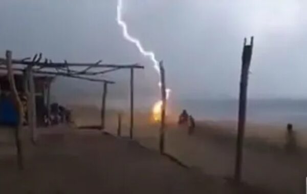 Video: Rayo mató a dos personas en playa de México  - Mundo - ABC Color