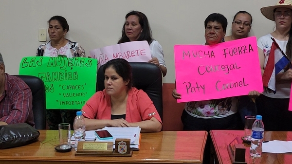 Mujeres defienden a su única representante en la Junta Municipal