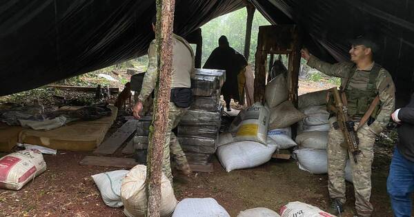 La Nación / Tras operativo antidrogas hallan dos toneladas de drogas en reserva natural