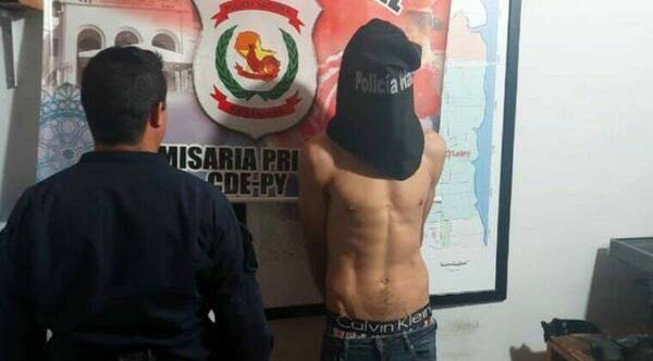 Iba conocer el amor y terminó desnudo en la calle