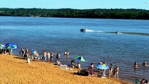 EL INVIERNO PARAGUAYO CON EXTREMO CALOR EMPUJA A LA GENTE A LAS PLAYAS