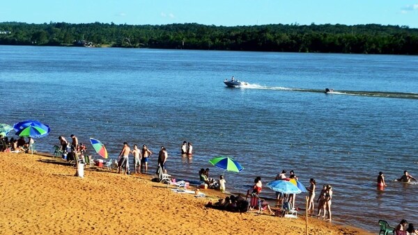 EL INVIERNO PARAGUAYO CON EXTREMO CALOR EMPUJA A LA GENTE A LAS PLAYAS