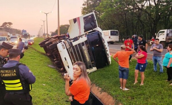 Camión roza a un bus y termina volcando cerca del Multiviaducto