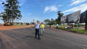 Ronald Acevedo verifica trabajos de asfaltado en accesos de la Expo Amambay