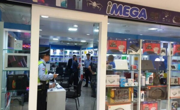 Falsos comerciantes coaccionan a turista en el microcentro