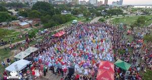 La Nación / Lograron récord de la danza paraguaya con botellas más grande del mundo