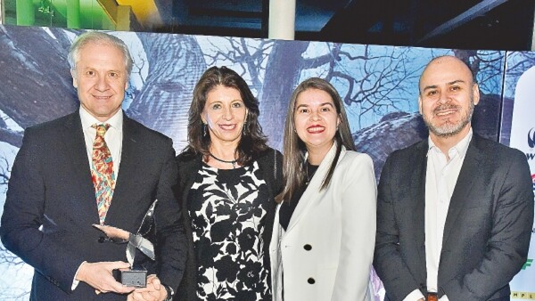 Premiaron a Colosos de la tierra en Rakiura
