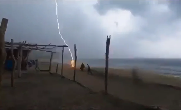 Murieron dos personas tras ser alcanzadas por un rayo en una playa de Michoacán, México - Megacadena