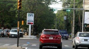 Diario HOY | Cruzar en luz amarilla es falta grave, según la PMT de Asunción