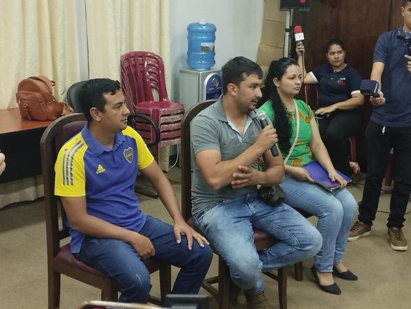 Vecinos unidos de Costa Espinillo y Naranjandy acuden a solicitar provisión de agua a pobladores.