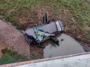 Neblina causa despiste y caída de automóvil al arroyo Caraguatá en Carmen del Parana
