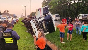 Diario HOY | Roce entre camión y ómnibus termina en aparatoso vuelco
