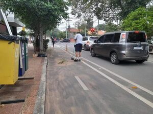 Ciclistas siguen limpiando bicisenda “abandonada” por Nenecho y piden “por favor” que Comuna intervenga - Nacionales - ABC Color