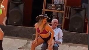 Cumplió 79 años y su familia le regaló un baile hot con chicas