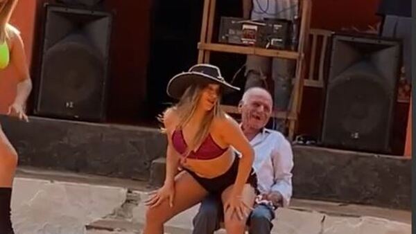 Cumplió 79 años y su familia le regaló un baile hot con chicas