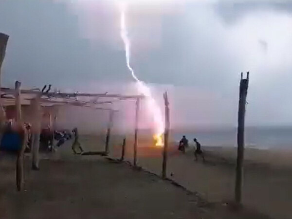 Dos personas fallecen tras ser alcanzadas por un rayo en una playa de México | 1000 Noticias