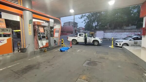 Hombre falleció a consecuencia de un posible infarto al ir a cargar combustible a estación de servicios de Sajonia - Nacionales - ABC Color