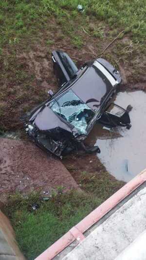 AUTOMÓVIL CAYÓ AL UN ARROYO TRAS DESPISTE POR DENSA NIEBLA EN CARMEN DEL PARANÁ