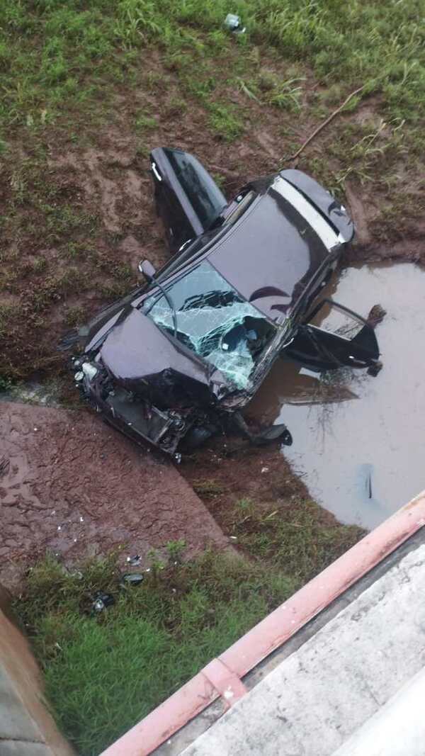 AUTOMÓVIL CAYÓ AL UN ARROYO TRAS DESPISTE POR DENSA NIEBLA EN CARMEN DEL PARANÁ