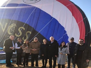 Festejan un año más de relaciones entre Turquía y Paraguay, volando un globo aerostático tricolor - La Tribuna