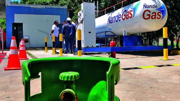 Retención de camiones con gas en Argentina: Conductores "están sufriendo" sin agua y baño
