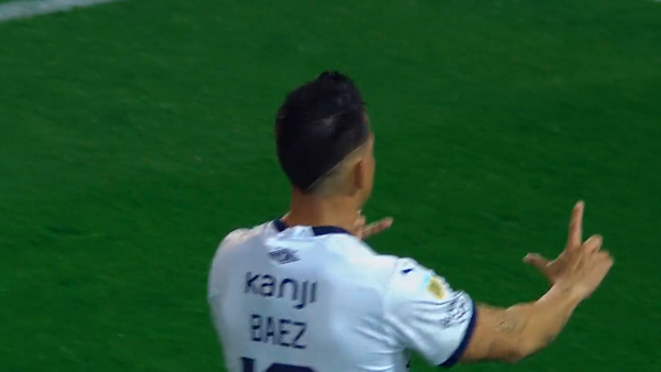 Báez se manda un golazo de taco ante su ex equipo