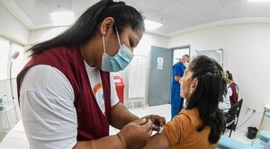 Instan a aplicar la bivalente a adultos mayores.