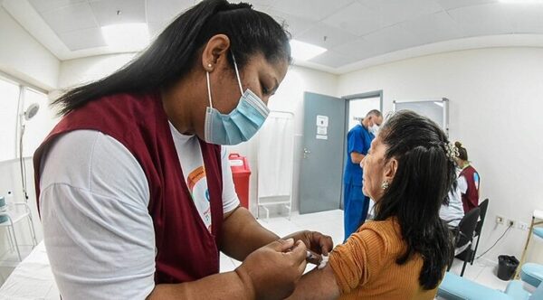 Instan a aplicar la bivalente a adultos mayores.