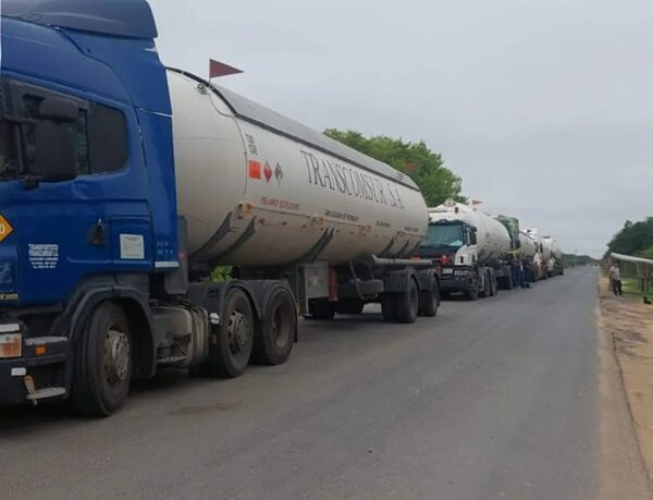 Más de 20 camiones con gas retenidos en Argentina: ¿Podría afectar el stock en Paraguay? - Nacionales - ABC Color