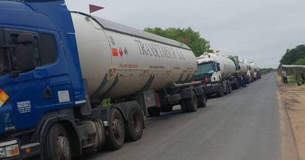 La Nación / “Ellos saben qué productos retener”, dice el CIP sobre retención de camiones y barcazas en Argentina