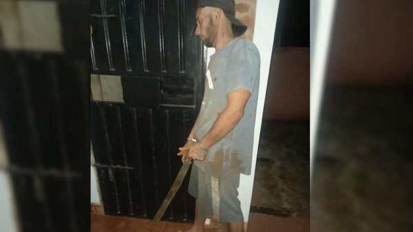 JOVEN AMENAZÓ CON MACHETE A SU MADRE Y HERMANO PORQUE QUERÍA DINERO PARA COMPRAR BEBIDAS ALCOHÓLICAS