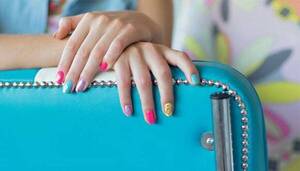 ¿Por no hacer la tarea? Acusan a profe de arañar a alumna con uñas postizas