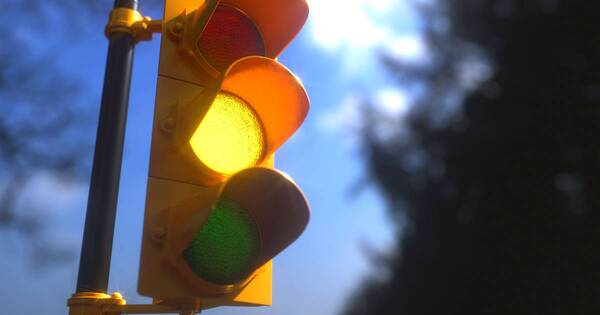 La Nación / Sujeto a multa: cuidado con cruzar la luz amarilla del semáforo