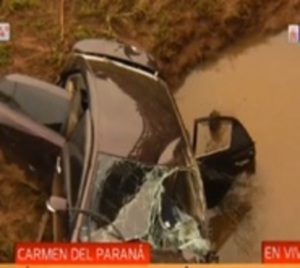 Automovilista volcó en un arroyo en Carmen del Paraná - Paraguay.com